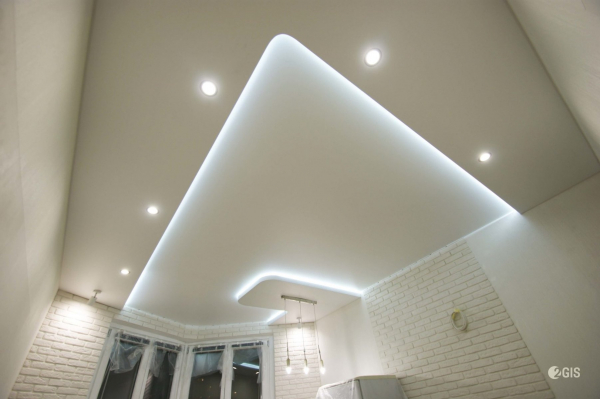 Пример натяжного потолка в гостиную