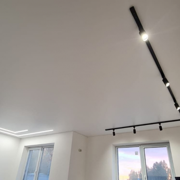 Фото тканевого натяжного потолка с трековыми светильниками