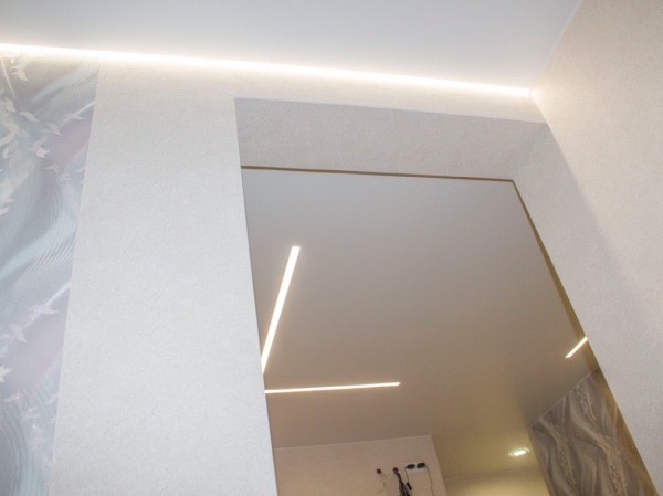 Фото парящего натяжного потолка