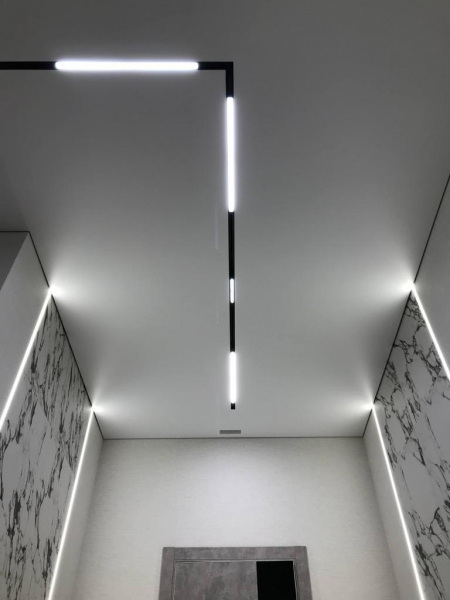 Фото натяжного потолка с технологией SLOTT в коридор