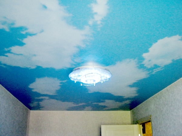 Стоимость потолка с трековыми светильниками и люстрой в зале
