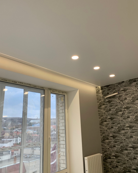 Фото натяжного потолка со скрытой нишей под карниз в гостиную